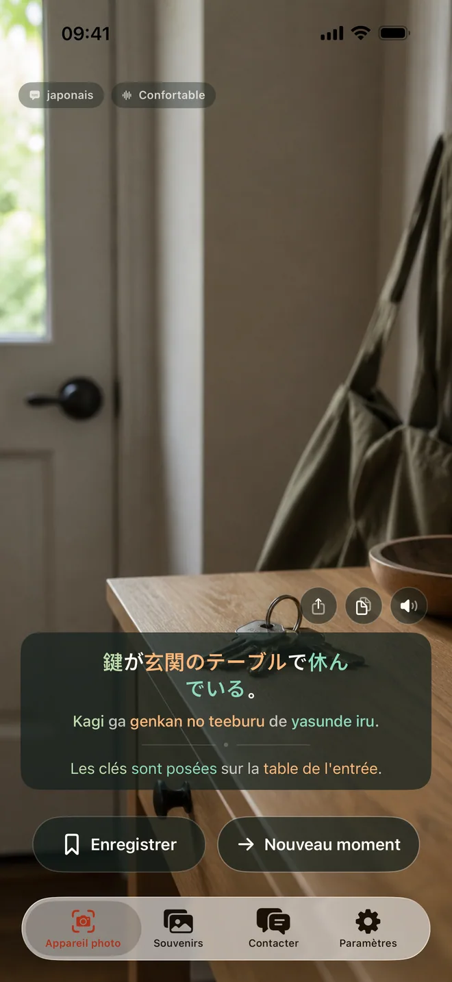 Écran de l’appareil photo Kapio révélant le sens anglais d’une phrase espagnole sur des clés posées sur une table dans l’entrée